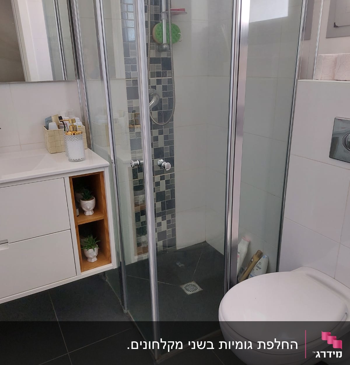 מקלחון זכוכית עם ראש מקלחת ומוצרי רחצה